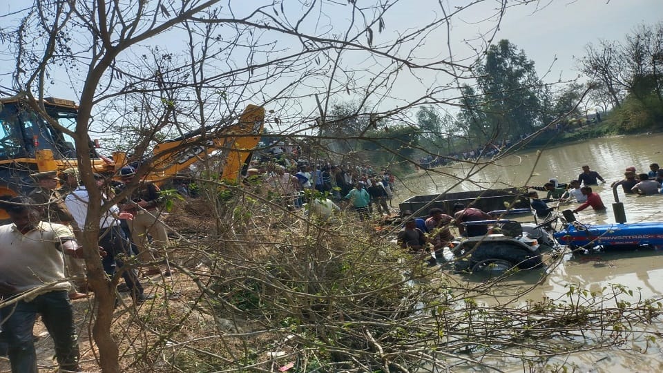 UP Kasganj accident barring of the tractor trolley broke  20 lives were lost in pond