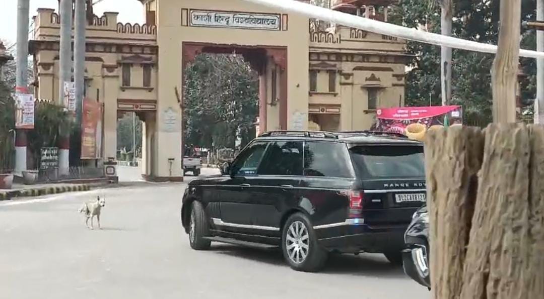the dog came front of PM Fleet in varanasi
