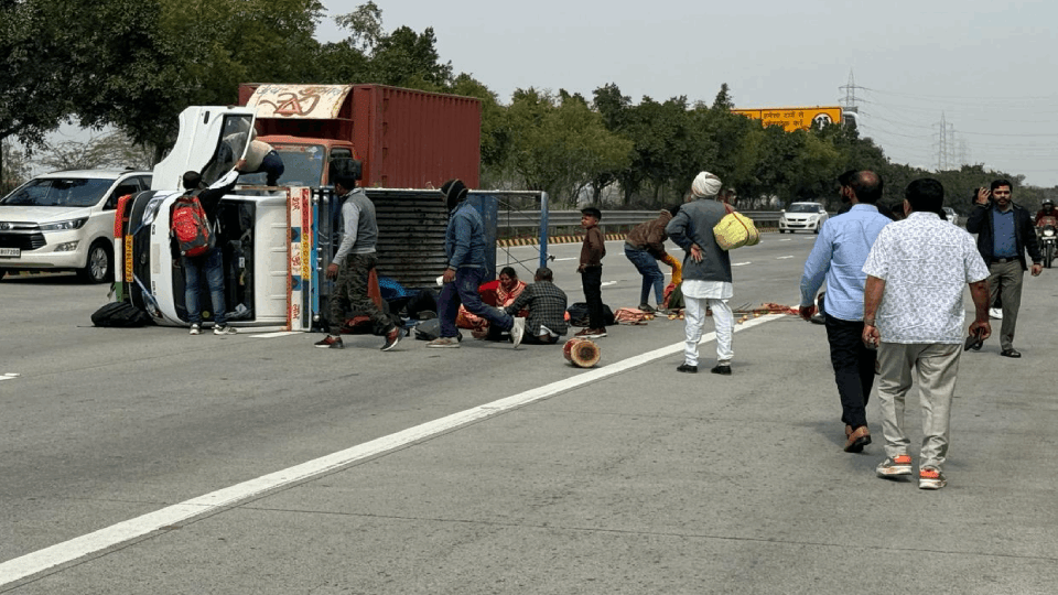 10 people injured as tempo overturns on Yamuna Expressway in Greater Noida
