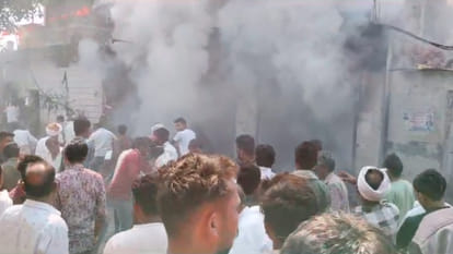 Khargone: Fire broke out in a house along with shoe shops, husband and wife along with two children got burnt.