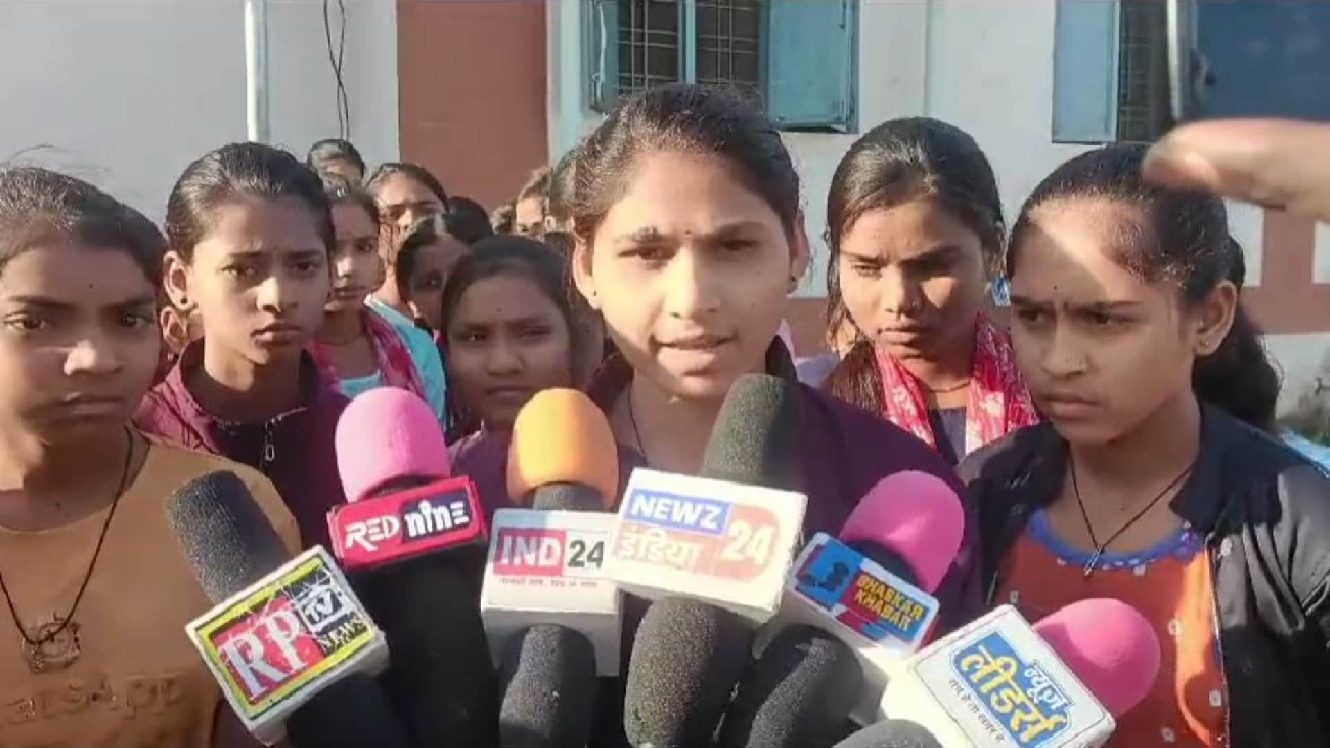 मीडिया के सामने अपनी समस्या बतातीं छात्राएं