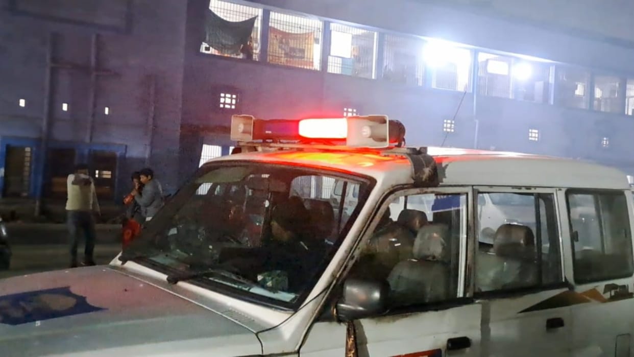 Bihar News : Sand mafia attacked Bihar police team during raid in Vaishali, 8 policemen injured.