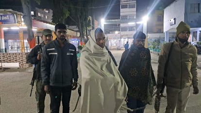Bihar News : Sand mafia attacked Bihar police team during raid in Vaishali, 8 policemen injured.