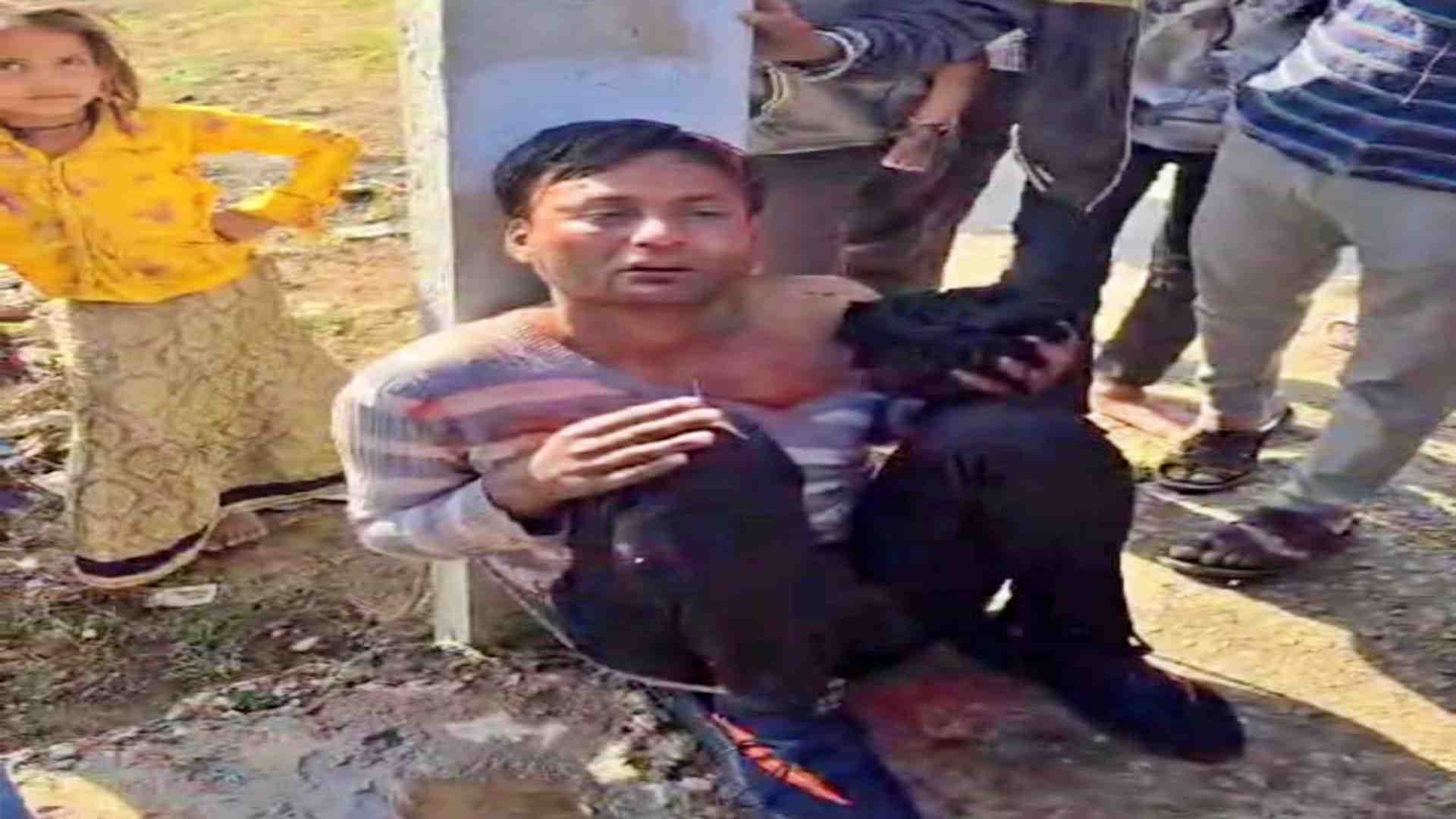 चोरी के आरोपी युवक की पिटाई करती पुलिस।