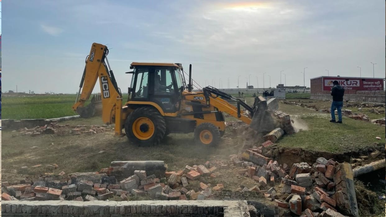 In Gorakhpur, GDA used bulldozers on illegal colonies. 20 acres of plotting was demolished