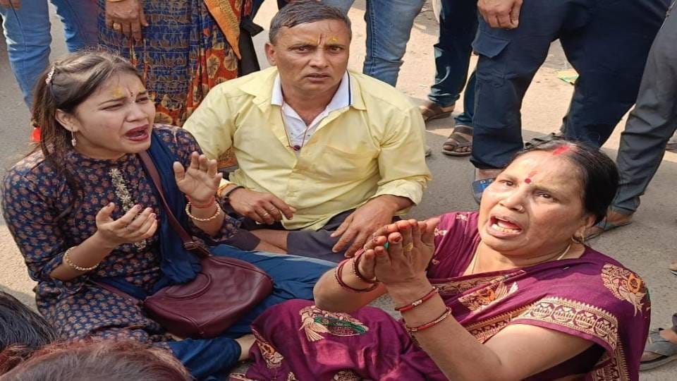 Sub Inspector beat up family of devotees altercation when vehicle crossed barrier In Govardhan