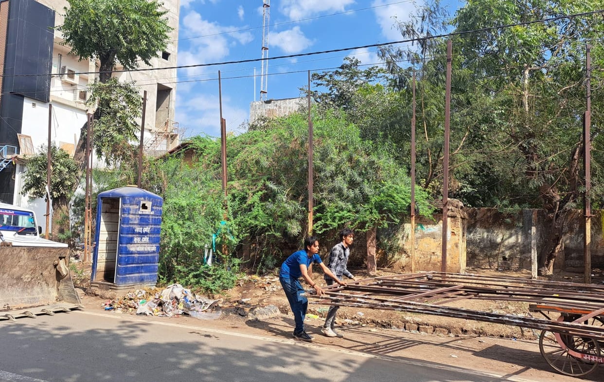 Damoh: Following the instructions of the High Court, the municipality removed illegal hoardings from the city