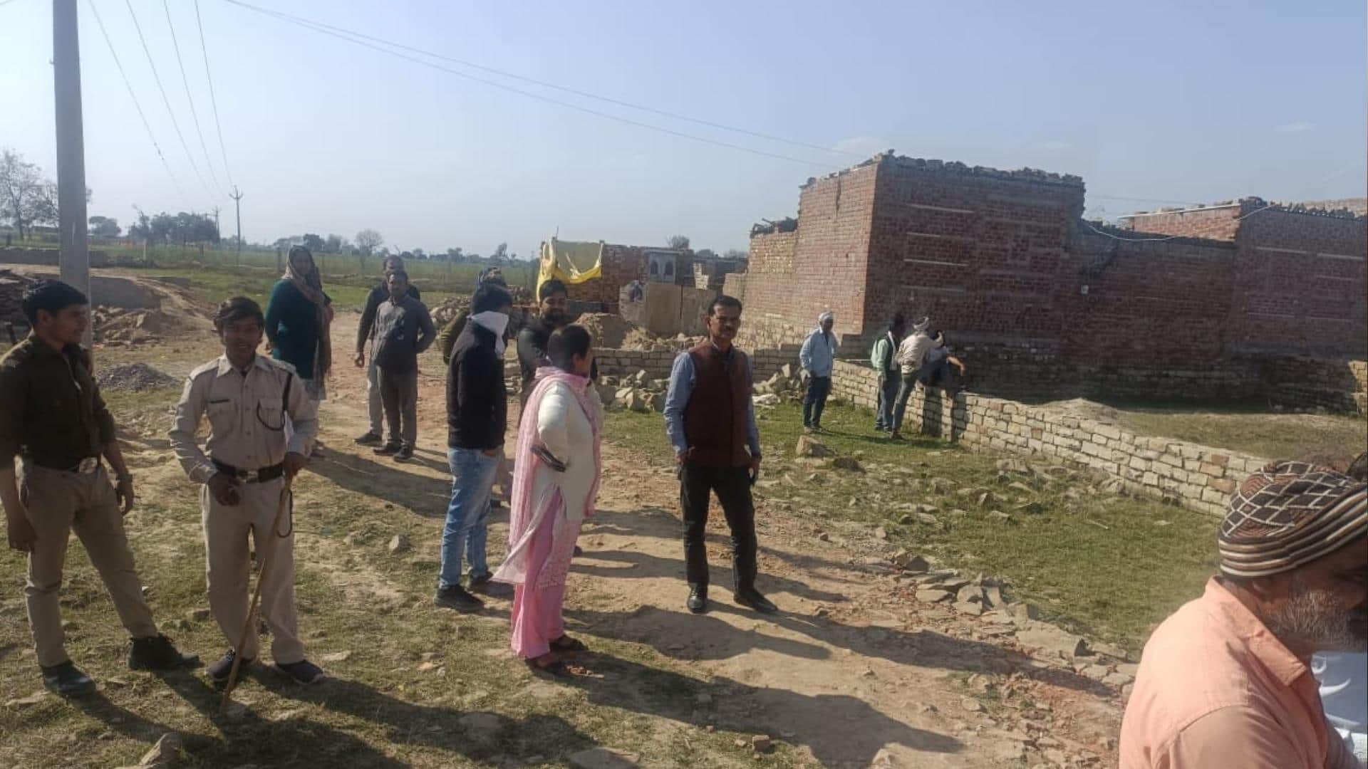 कब्जे की जमीन पर कई घर भी बना लिए गए थे। जिन्हें भी धराशायी किया गया।