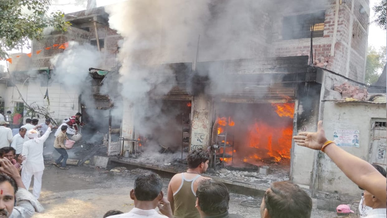 Khargone: Fire broke out in a house along with shoe shops, husband and wife along with two children got burnt.