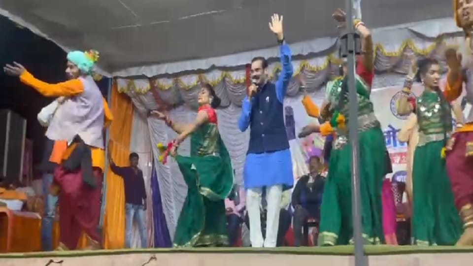 MLA Kunwar Singh Nishad danced vigorously in the Maghi Purnima fair