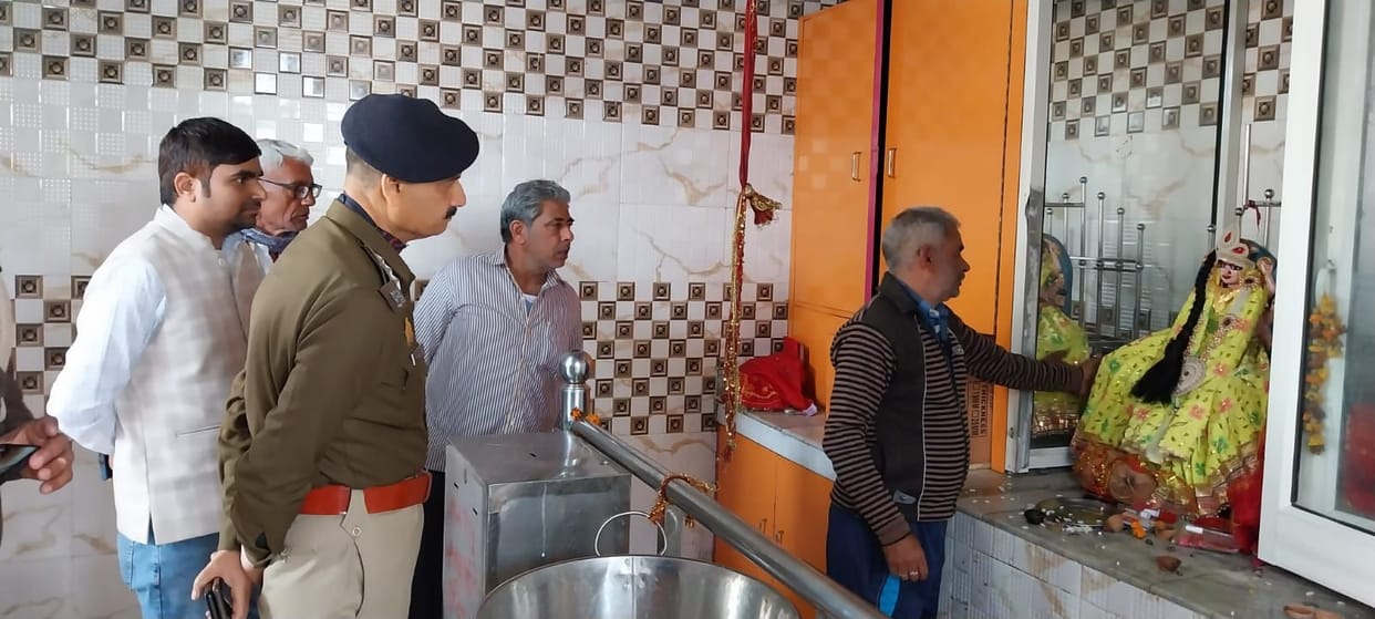 Baghpat: Thieves stole silver umbrella and jewelery worth Rs 1.5 lakh from temple