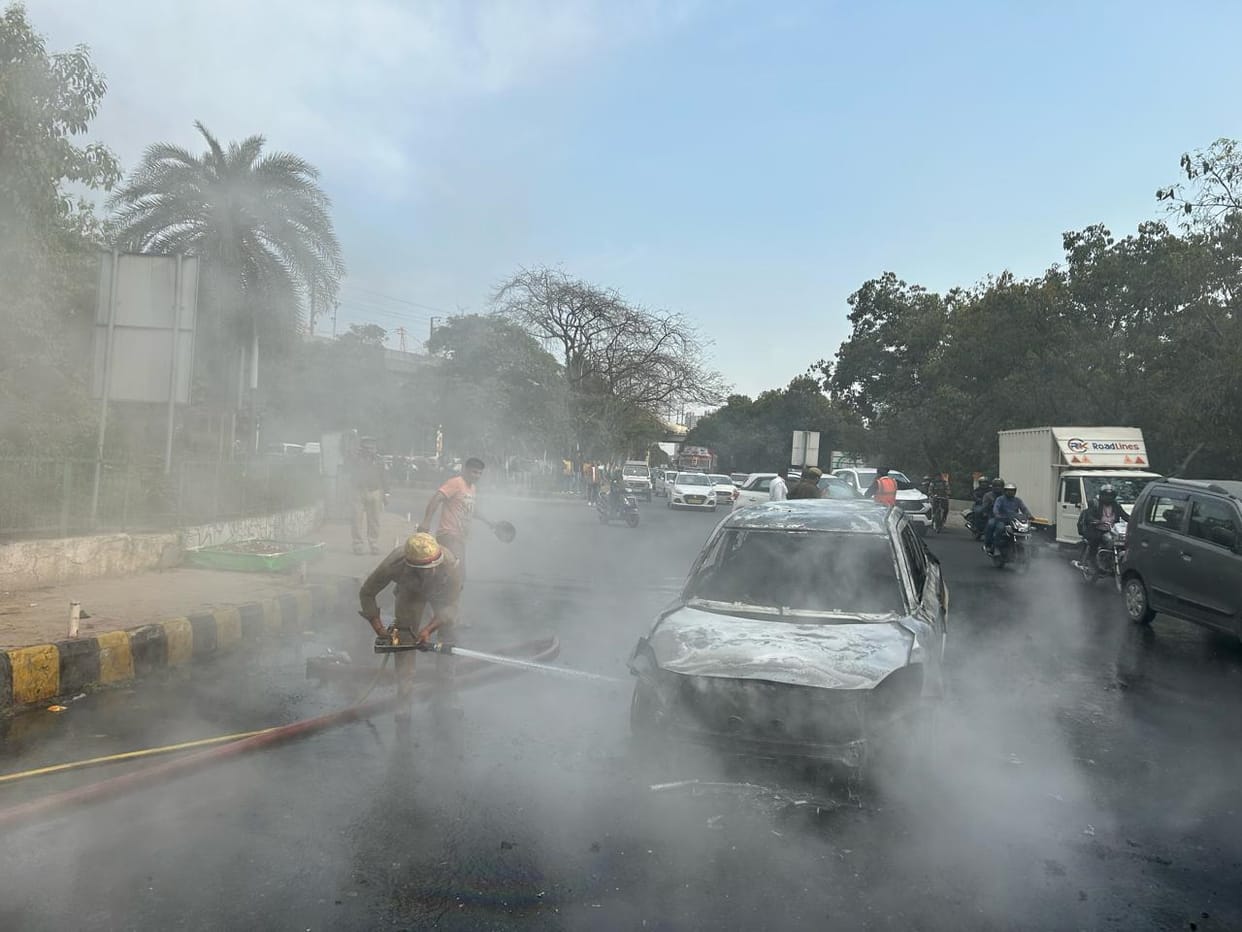 Fire broke out in a moving car in Greater Noida