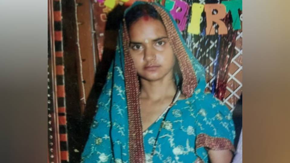 drunken husband poured petrol on his wife and set her on fire In Mainpuri