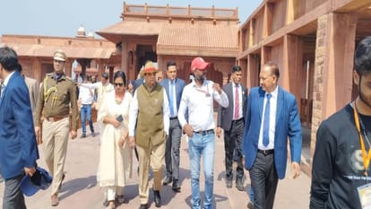 Lieutenant Governor of Delhi reached fatehpur sikri and covered shrine of Sheikh Salim Chishti