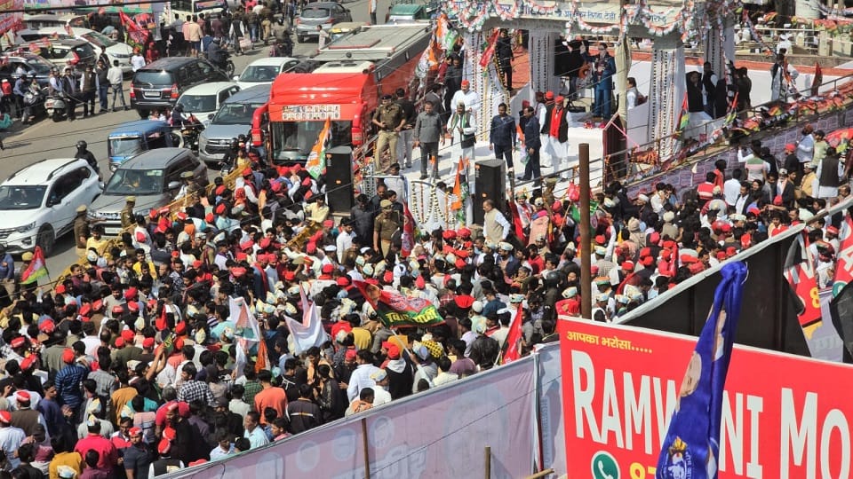 UP: SP leaders captured Rahul Gandhi's Bharat Jodo Yatra in Agra Congressmen were surprised to see such scene