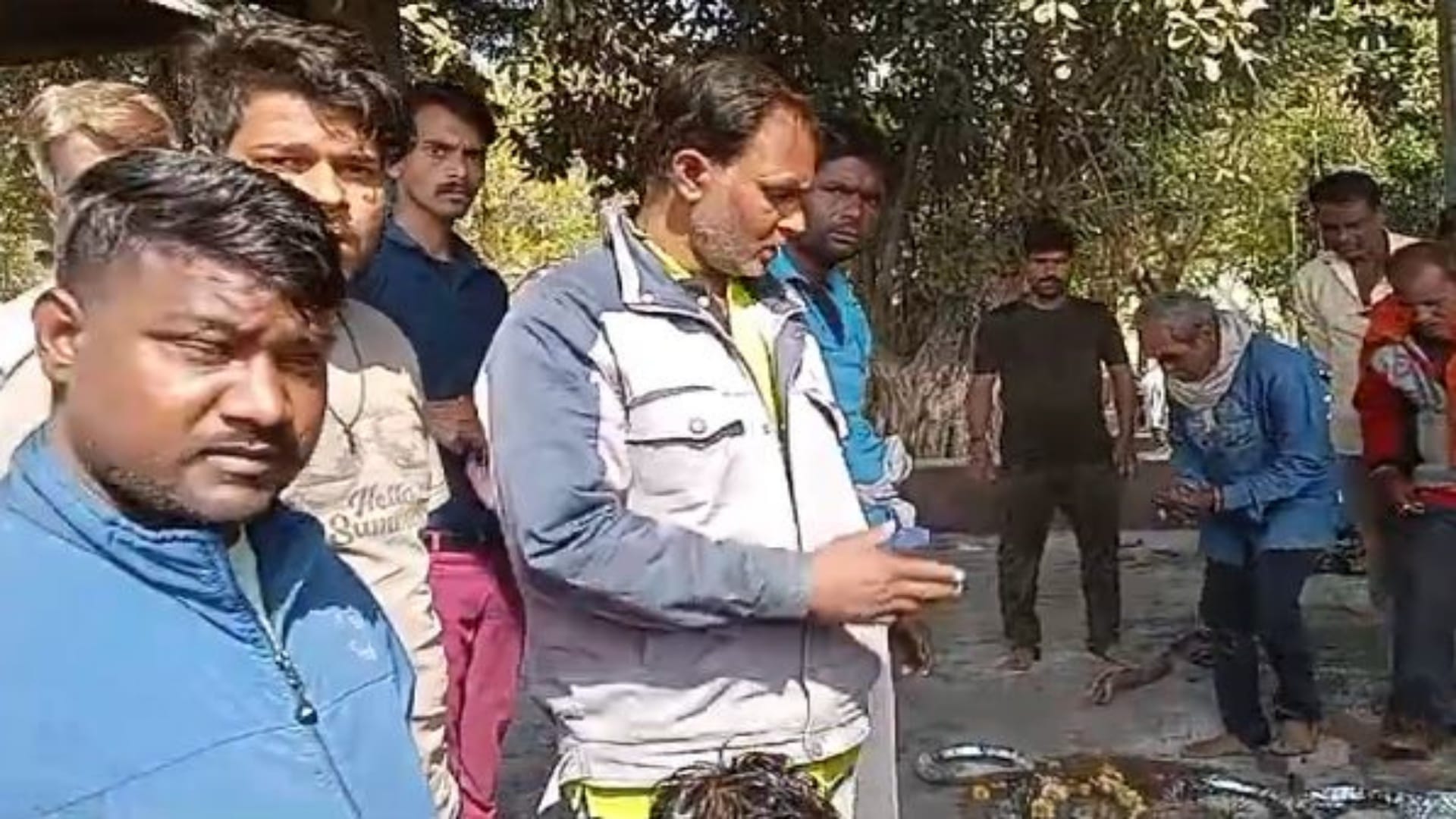 श्मशान पहुंचे परिजन