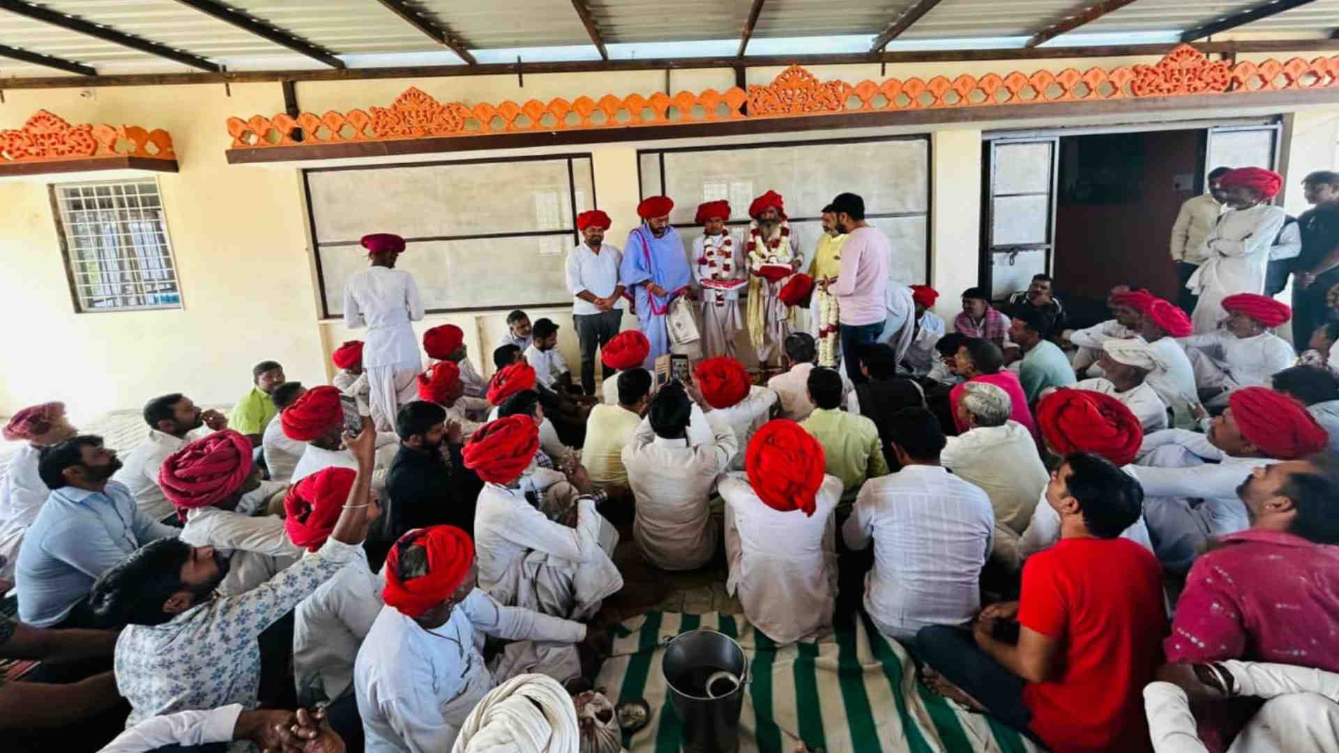 सभा में उपस्थित लोग।
