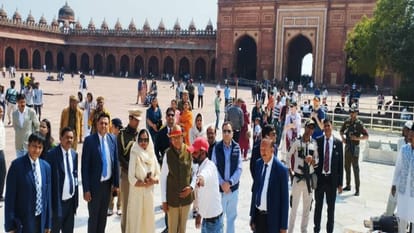 Lieutenant Governor of Delhi reached fatehpur sikri and covered shrine of Sheikh Salim Chishti