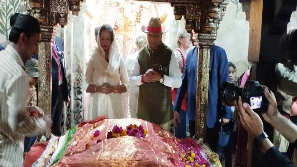 Lieutenant Governor of Delhi reached fatehpur sikri and covered shrine of Sheikh Salim Chishti