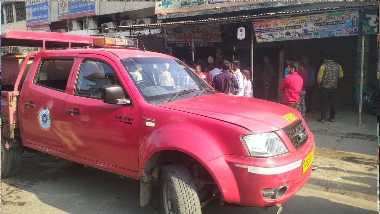 Fire broke out in an electronics shop in Lar, Deoria. Fridge, washing machine, and other items were burnt