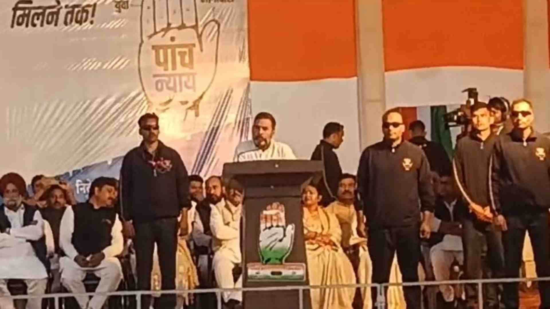 धौलपुर में न्याय यात्रा को संबोधित करते राहुल गांधी।