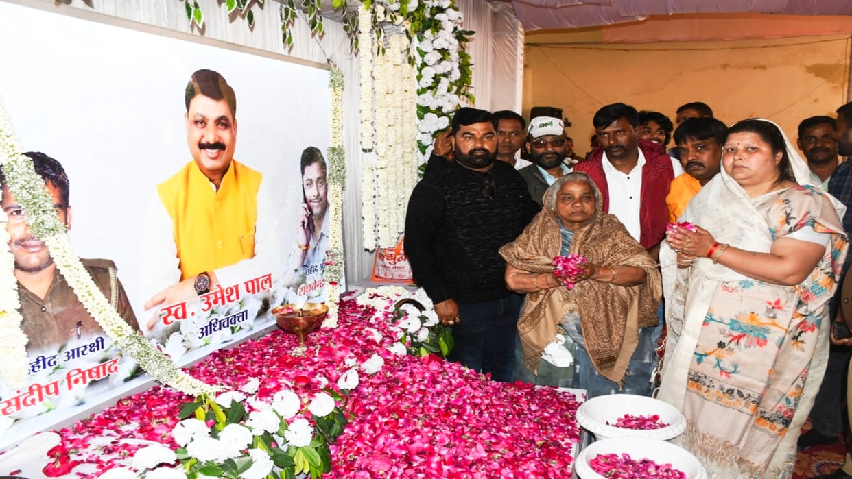 Tribute to Umesh Pal and martyred soldiers with tearful eyes, Union Minister SP Singh Baghel arrived
