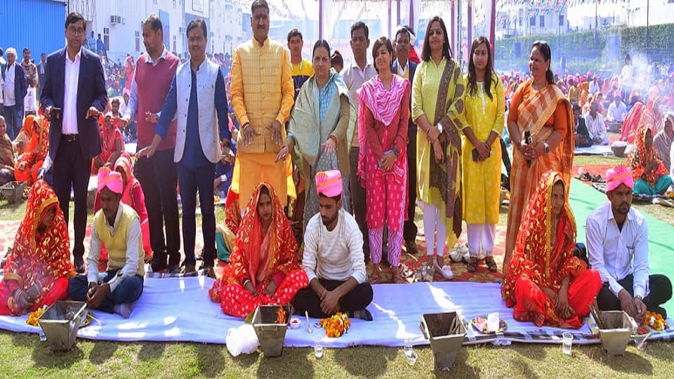300 couples got married in a pandal