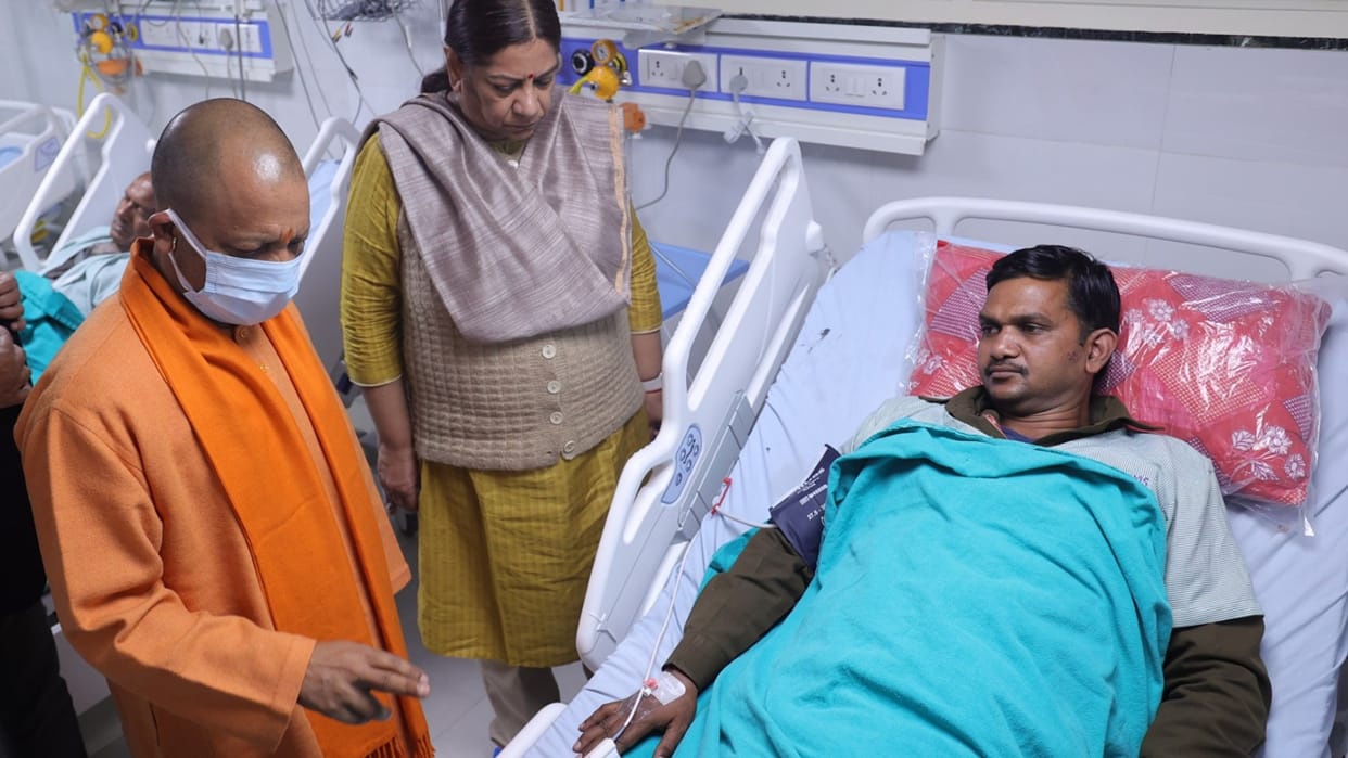 CM Yogi Adityanath visit to KGMU and Lohia to see injured in Arjunganj accident.