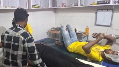 अस्पताल में इलाजरत घायल युवक