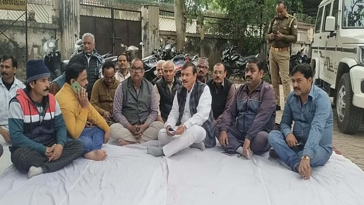 Etawah: BJP leaders sitting on strike against the arbitrariness of the electricity department