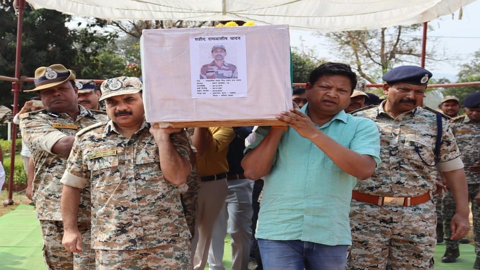 Salute given to the martyred head constable in Bijapur