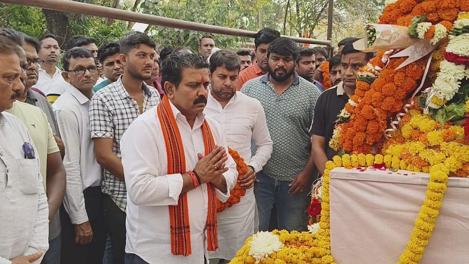 mortal remains of the martyred soldier reached Bhilai Deputy CM Vijay Sharma paid tribute
