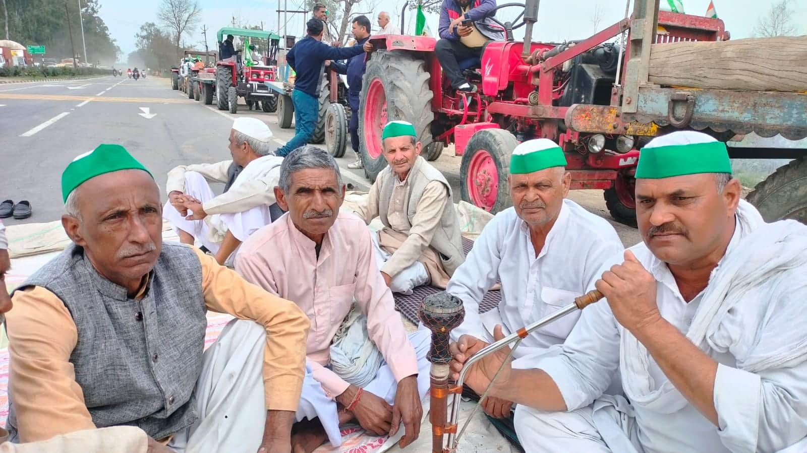BKU Tractor Chain: Long queues of tractors, farmers says Delhi is no far