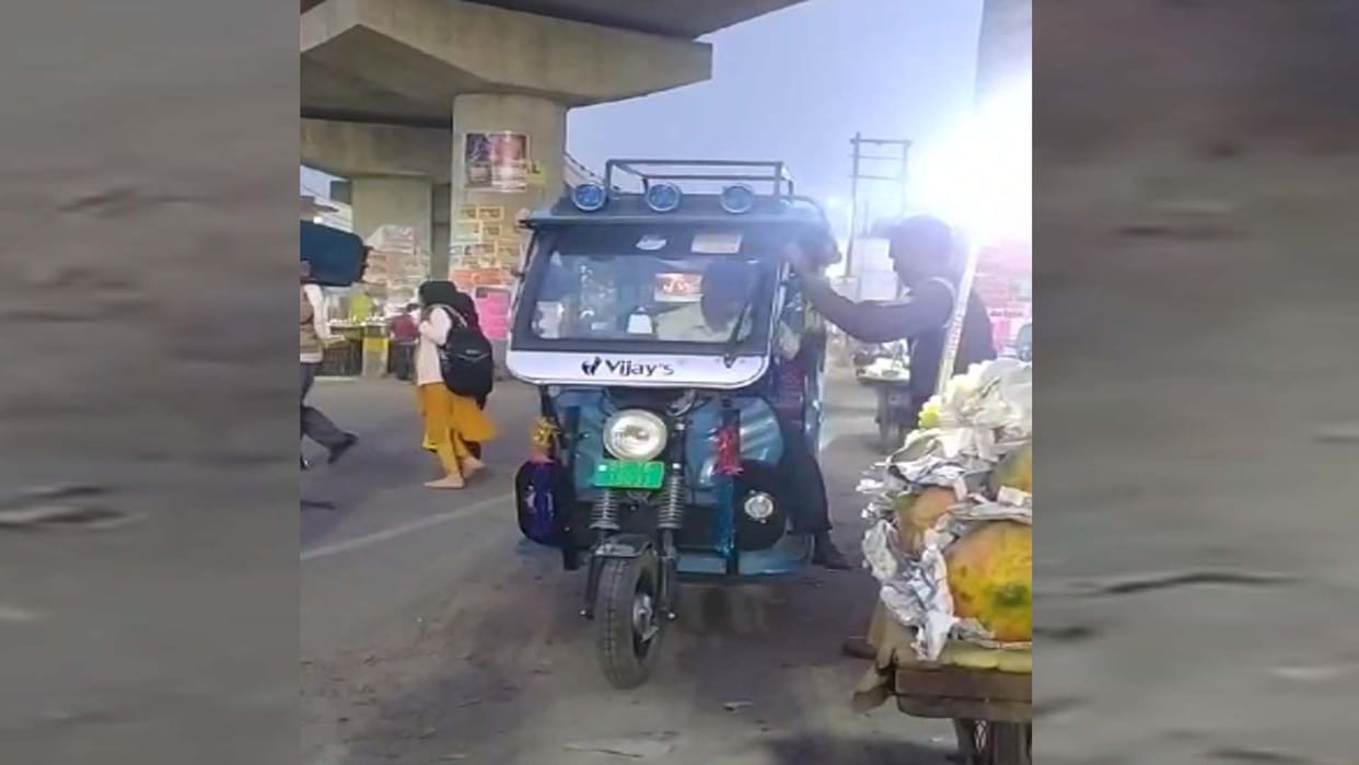 Fake CBI officer absconds with e rickshaw
