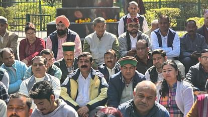 Harish Rawat fast of silence for holding budget session in Dehradun Uttarakhand news in hindi
