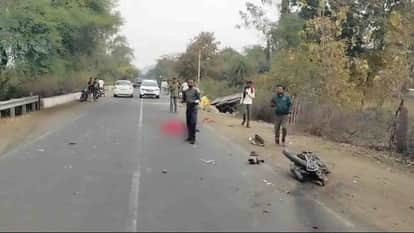 हादसे के बाद मौके पर जमा हुए लोग।