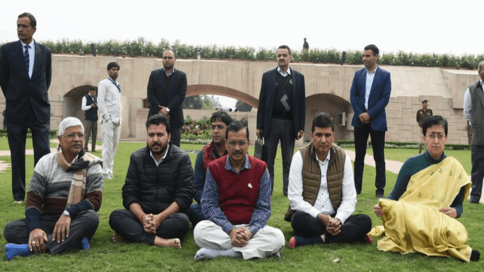 Delhi Assembly Update: On completion of one year of Manish Sisodia, Kejriwal reached Rajghat with the cabinet.