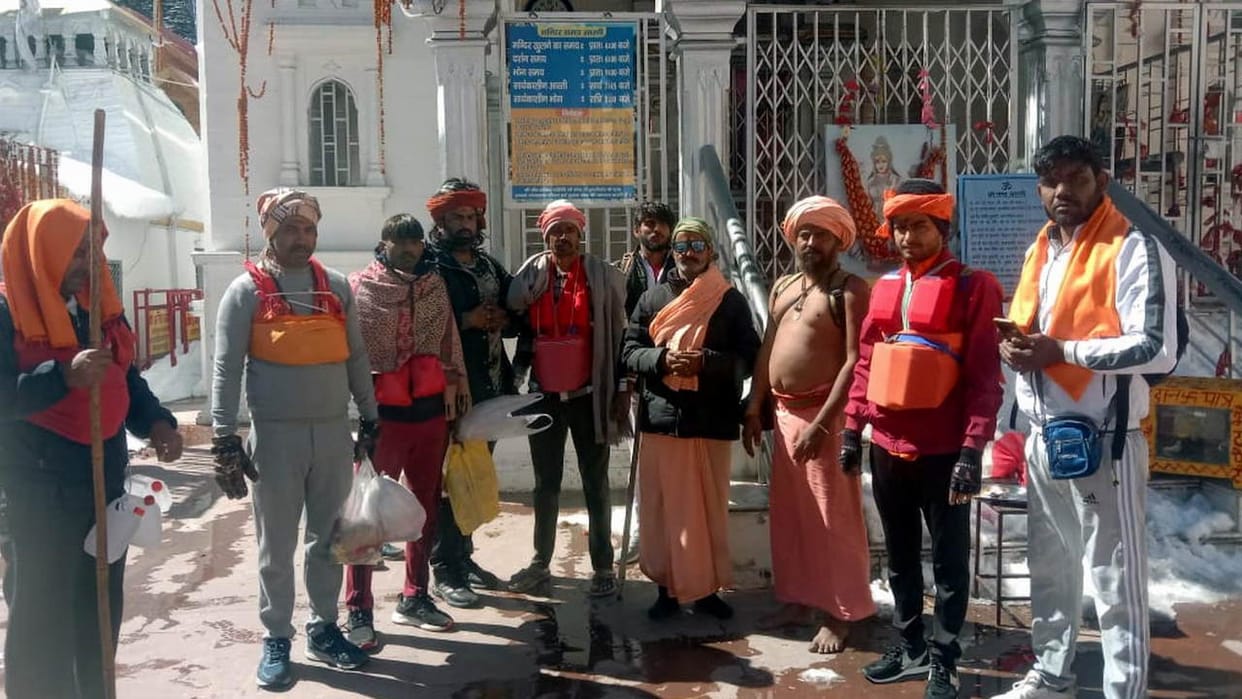 Kanwariya reaching Gangotri to fill Ganga water amidst snowfall Uttarkashi Uttarakhand news in hindi