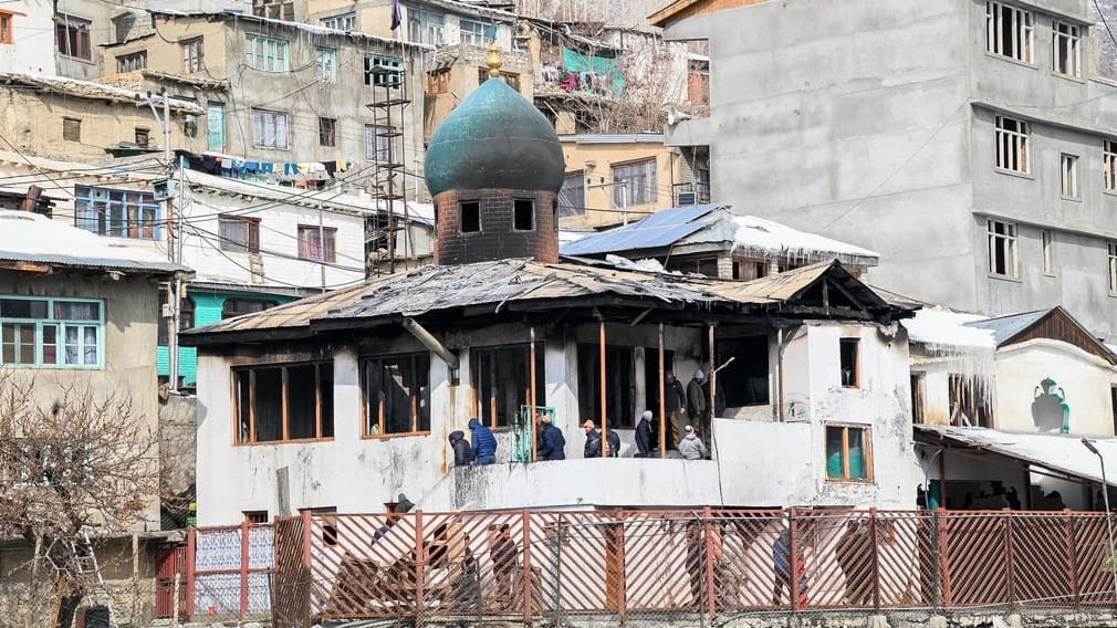 CEC Dr Jaffer DC Shrikant visits fire affected site of Balti Bazar Masjid commercial shop