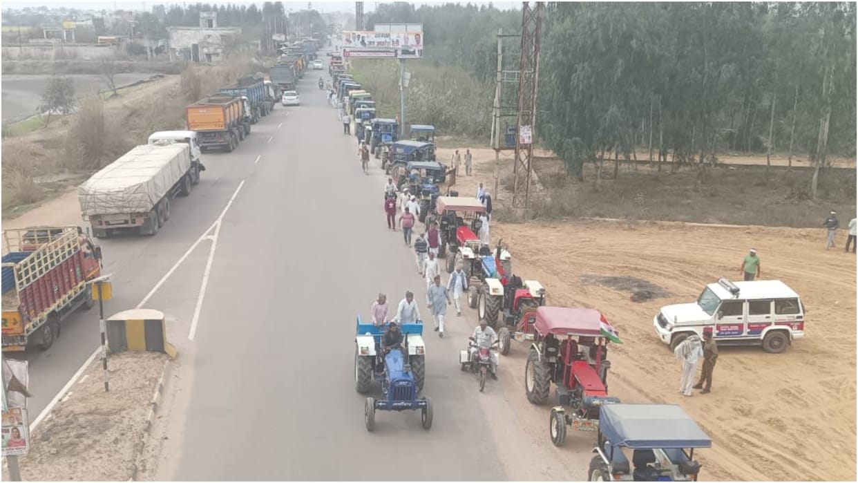 Charkhi Dadri: Public organizations took out a march with 225 tractors