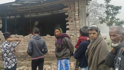 Kishanganj News: Elephants broke houses of many people and also destroyed crops of farmers