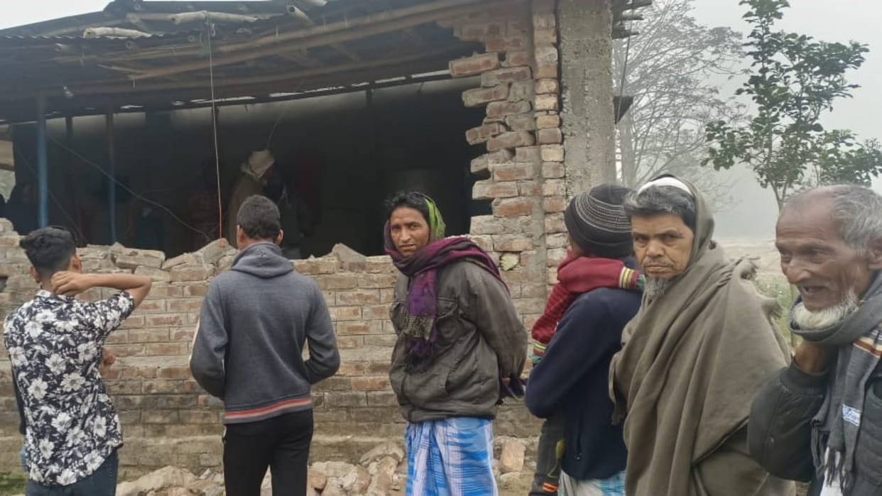 Kishanganj News: Elephants broke houses of many people and also destroyed crops of farmers