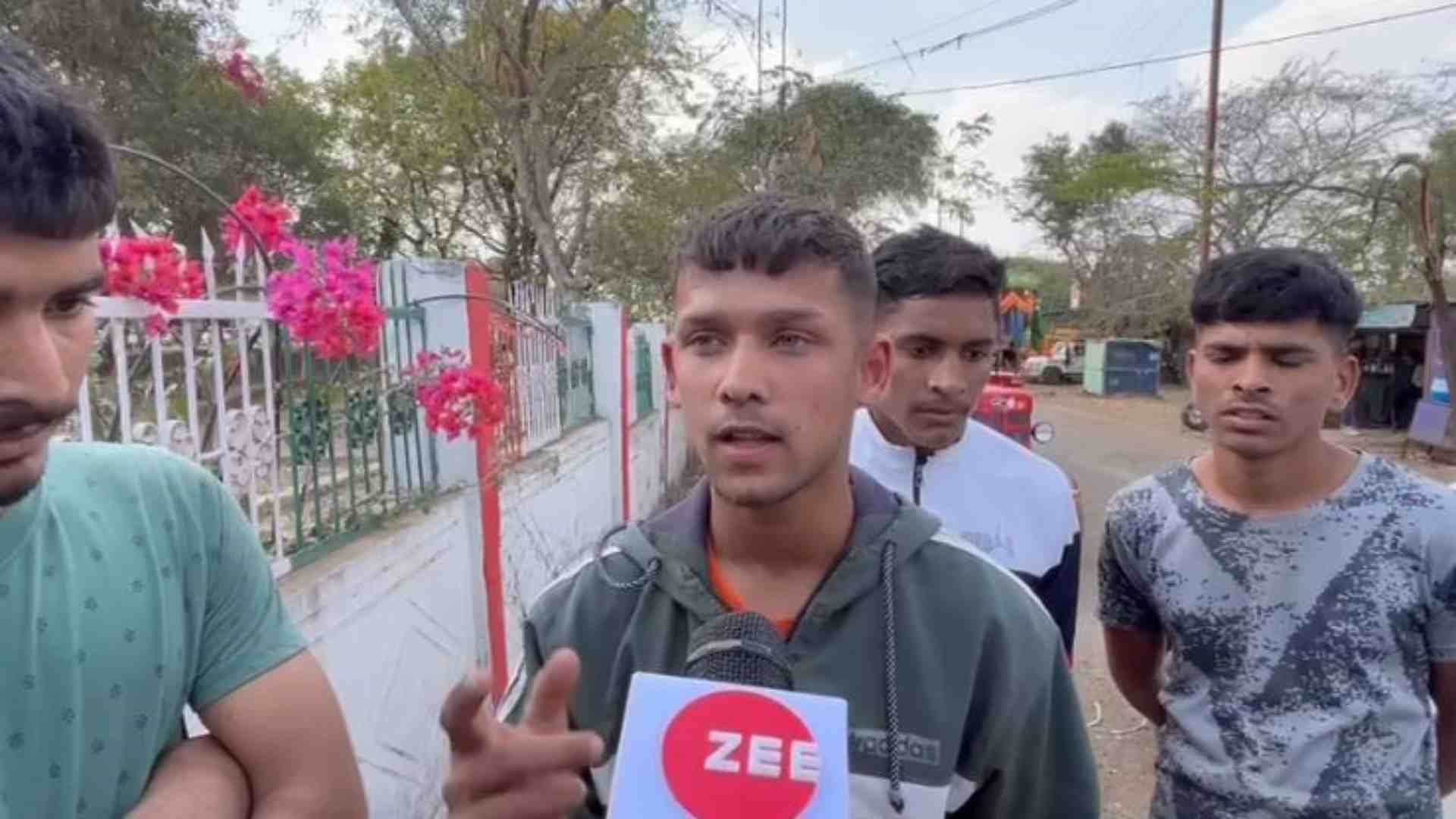 मामले की जानकारी देते खिलाड़ी।