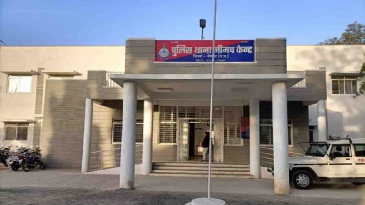 Neemuch Crime: When money was not given, father was killed with an axe.