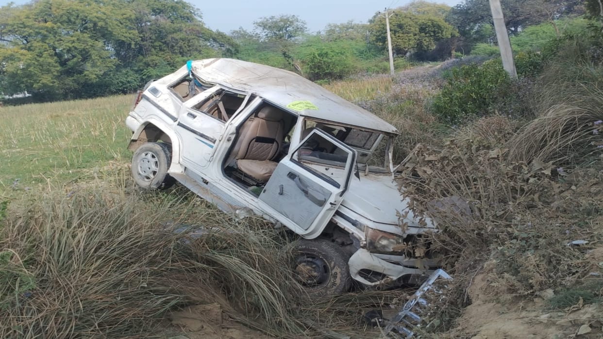 While returning from wedding procession, speeding Bolero fell into a pit, five injured