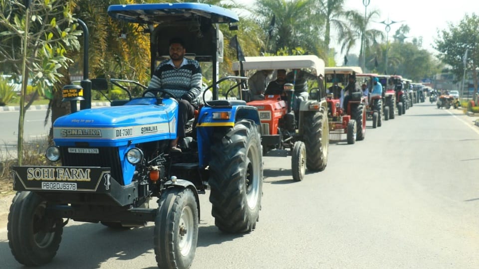 Farmers took out tractor march against Haryana government from Barodi toll in Mohali