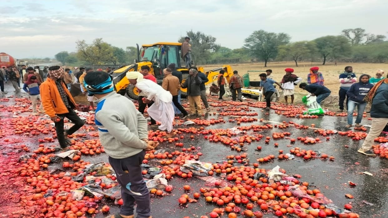 Rajasthan News: Head-on collision between roadways bus and pickup, pickup driver seriously injured