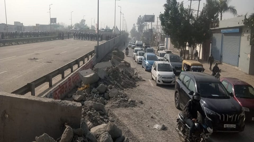 Singhu Tikri and Ghazipur borders opened for vehicular movement