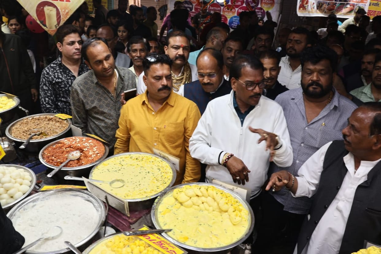 Indore: Traders said- We do not want Sarafa Chowpatty to be shifted to some other place.