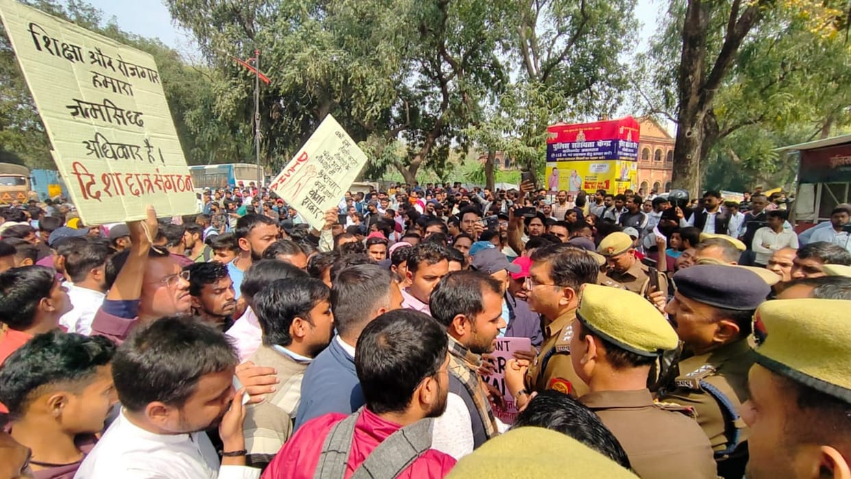 Ro-Aro Paper Leak: Large number forces deployed in front of UPPSC gate, prevented from sitting ahapanchayat